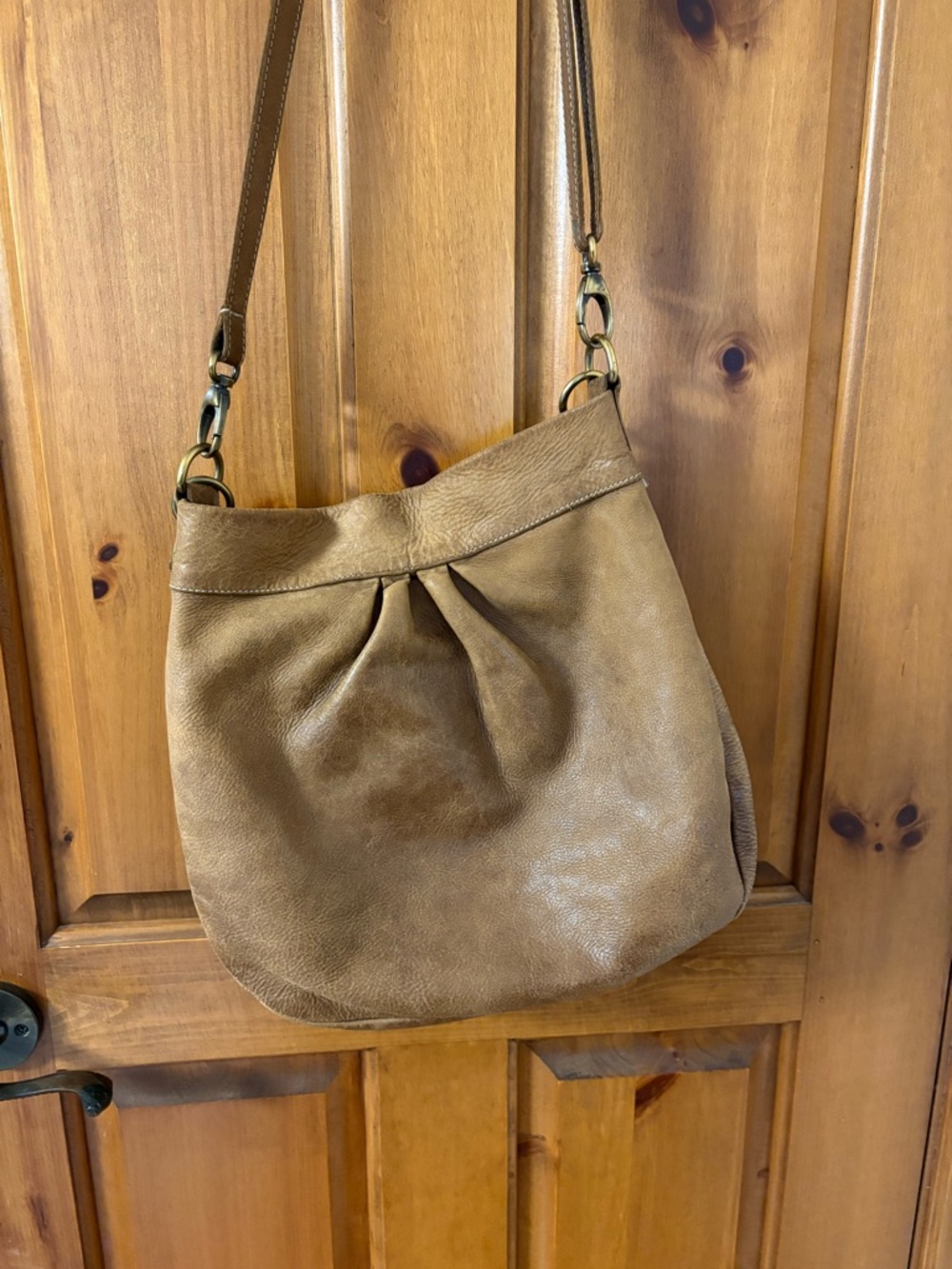Roots Olivia Tan Leather Shoulder Bag with crossbody strap, made in Canada - Picture 3 of 16